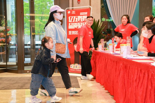 品牌代言人张杰演唱会首唱《守护》 伊利金领冠献礼亿万妈妈