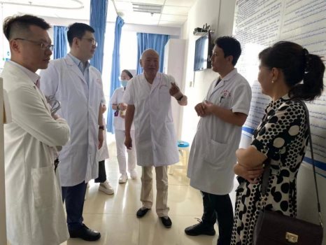 上海联合丽格范荣杰院长走进新疆阿克苏，参与公益救治烧烫伤鼻畸形患儿