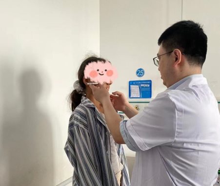 上海联合丽格范荣杰院长走进新疆阿克苏，参与公益救治烧烫伤鼻畸形患儿