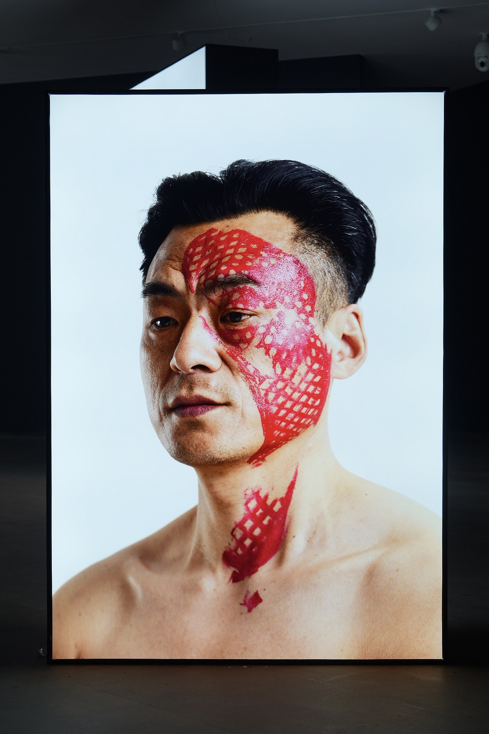 将50个鞋底印在脸上，《痕迹》杨烨炘艺术展引发观众热议