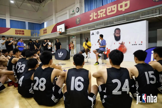 阿迪达斯签约球员詹姆斯·哈登、多诺万·米切尔中国行圆满结束