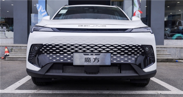北汽魔方VS CS55 PLUS，谁最能抓住Z时代的心？