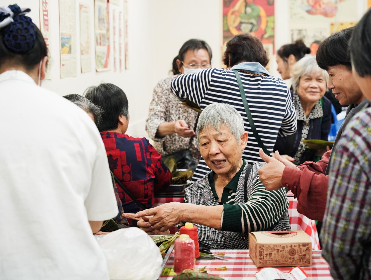 重阳节南宁这家食堂竟然有老人“搭子”局？！“老”有意思了！