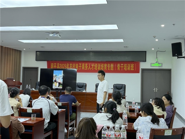 昭平县举办2025年农村电商骨干培训班，短视频内容创作与直播双引擎驱动乡村振兴新路径