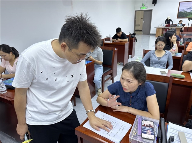 昭平县举办2025年农村电商骨干培训班，短视频内容创作与直播双引擎驱动乡村振兴新路径
