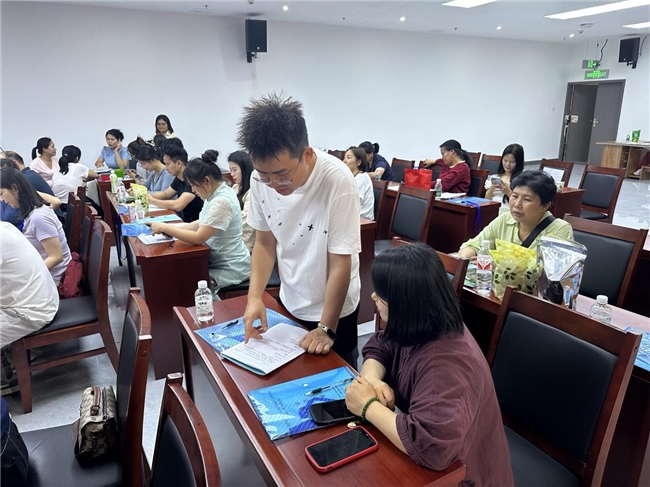 昭平县举办2025年农村电商骨干培训班，短视频内容创作与直播双引擎驱动乡村振兴新路径