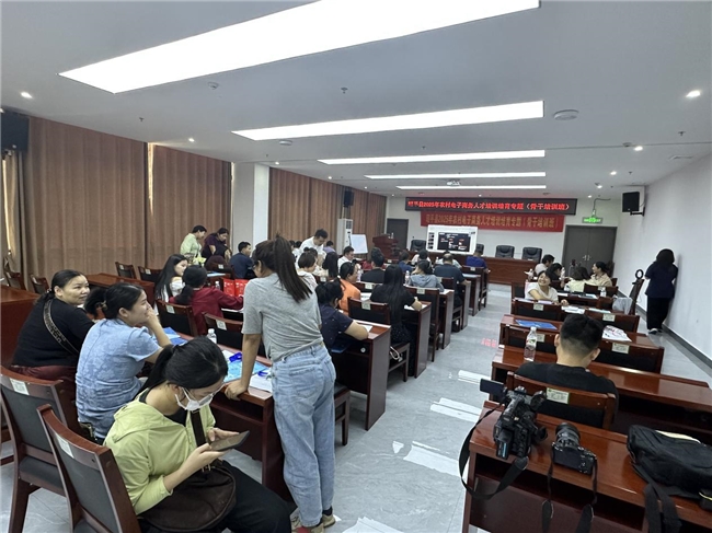 昭平县举办2025年农村电商骨干培训班，短视频内容创作与直播双引擎驱动乡村振兴新路径