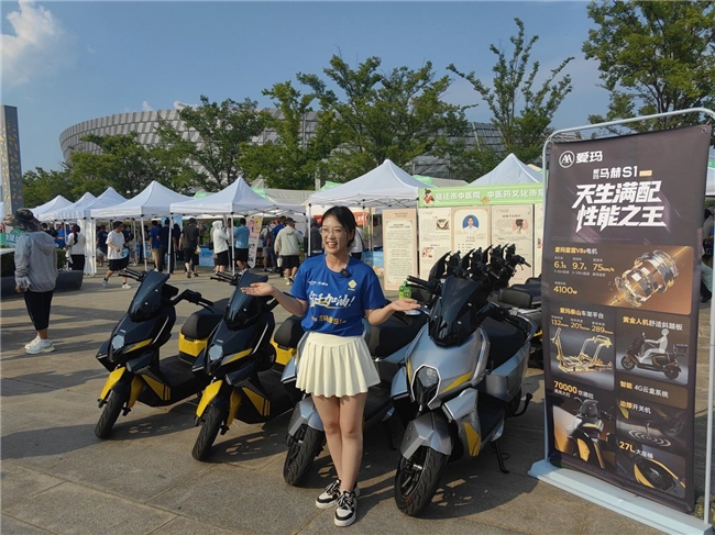 爱玛马赫S1 Pro亮相“苏超”赛场，“机甲猛兽”硬核助力草根圆梦
