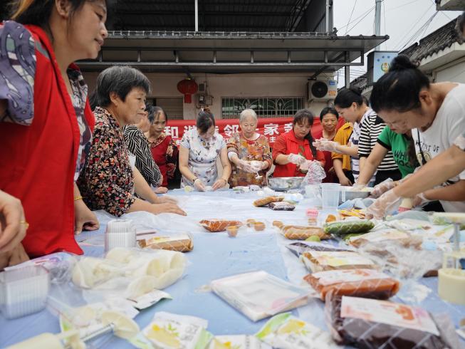 月满情满映中秋·和谐睦邻一家亲——彭州市桂花镇红石桥村开展中秋节主题活动