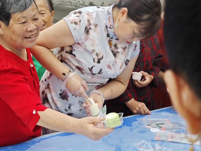 月满情满映中秋·和谐睦邻一家亲——彭州市桂花镇红石桥村开展中秋节主题活动