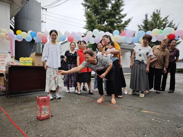 月满情满映中秋·和谐睦邻一家亲——彭州市桂花镇红石桥村开展中秋节主题活动