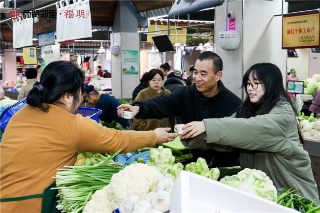 福明菜市场携手「缸鸭狗」送汤圆，元宵佳节暖意浓