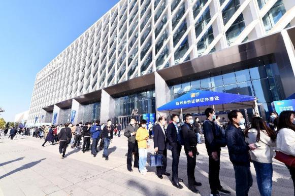 5月光博会玩出新花样，场内观展，场外考察！| 光谷企业开放日