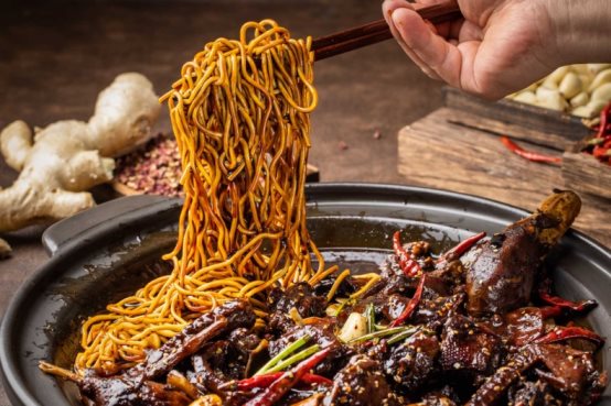 回味黑鸭煲荣获华信人系列市场地位声明