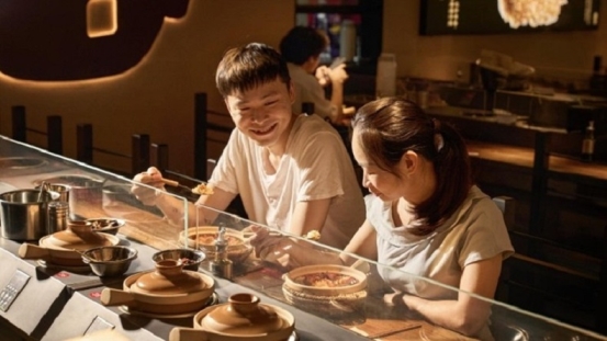 煲仔皇开创“围炉煲仔饭”新品类，荣获领导品牌称号，实至名归