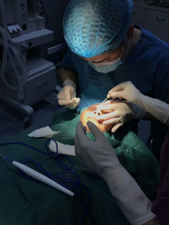 整形医生任志伟---轮廓美学之面部中轴线，打造完美的立体轮廓