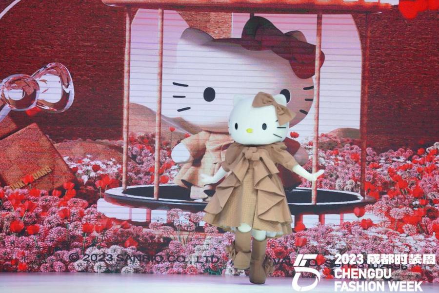 2023成都时装周开幕式：艺术与民族时尚碰撞 点燃激情！