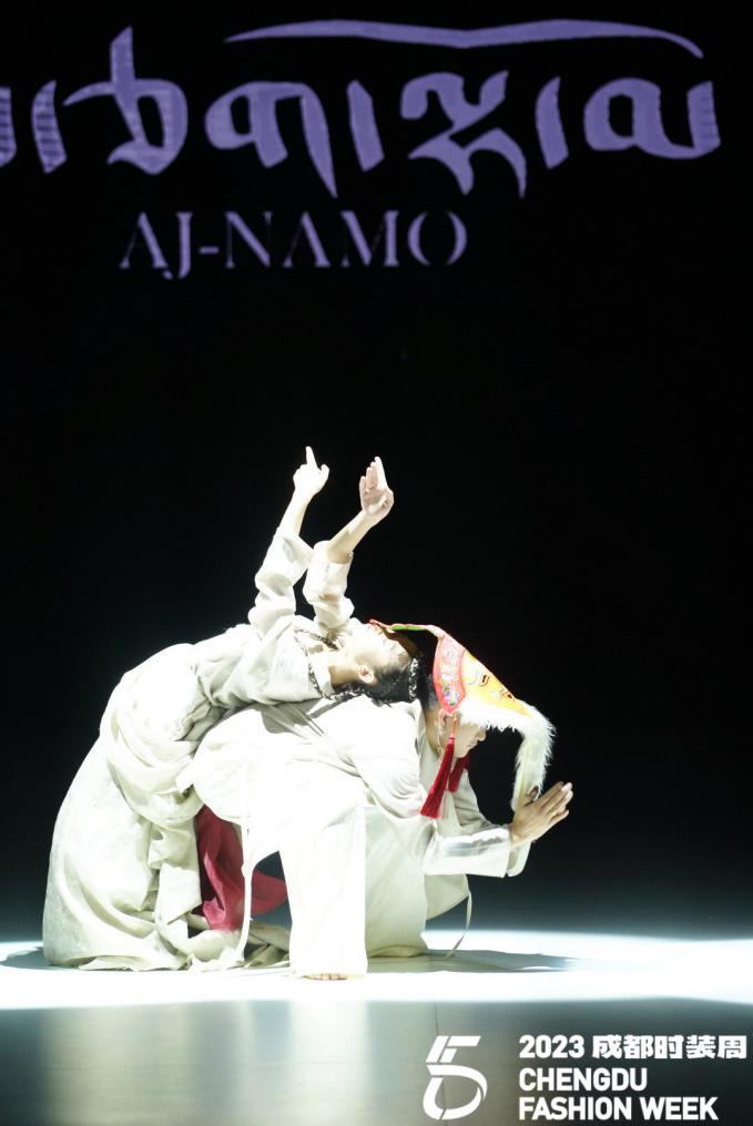 2023成都时装周开幕式：艺术与民族时尚碰撞 点燃激情！