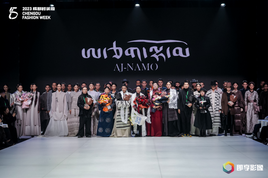 2023成都时装周开幕式：艺术与民族时尚碰撞 点燃激情！