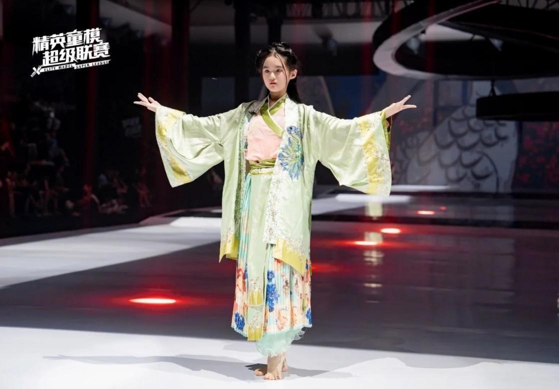 2024中国童模榜中榜时尚盛典特邀主持人成星颖