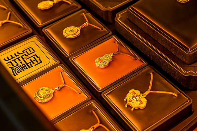 周六福珠宝亮相第六届消博会