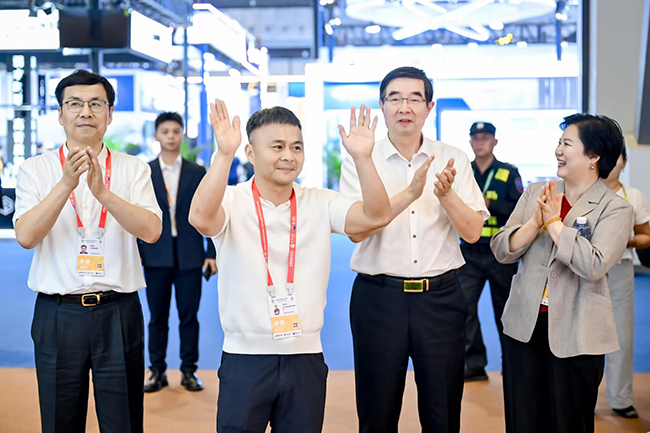 周六福珠宝亮相第六届消博会