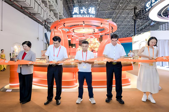 周六福珠宝亮相第六届消博会