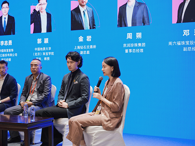 周六福珠宝亮相第六届消博会