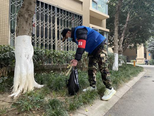 中和街道新会社区清洁“百日行动”——“我是党员我先行主题党日活动”圆满完成