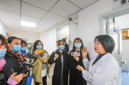 采风团走进成都大气重点实验室  对话成都生态环境局领导 为成都环保献言献策