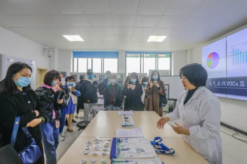 采风团走进成都大气重点实验室  对话成都生态环境局领导 为成都环保献言献策